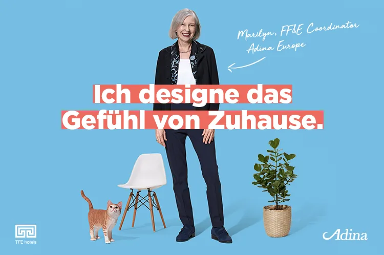 Motiv: Marilyn, FF&E Coordinator, vor hellblauem Grund mit Stuhl, Pflanze und Katze, Text „Ich designe das Gefühl von Zuhause.“
