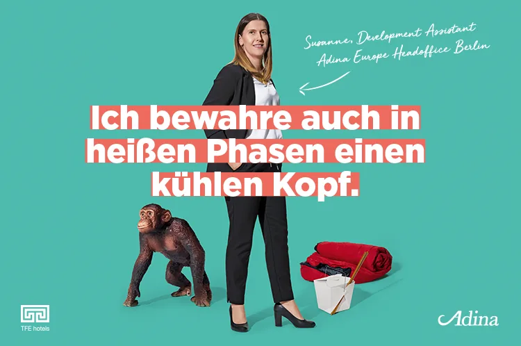 Motiv: Susanne, Development Assistant, mit Schimpanse und Kühlbox, Text „Ich bewahre auch in heißen Phasen einen kühlen Kopf.“