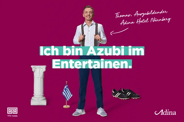 Motiv: Thomas, Auszubildender, mit Säule und Fußballschuhen, Text „Ich bin Azubi im Entertainen.“