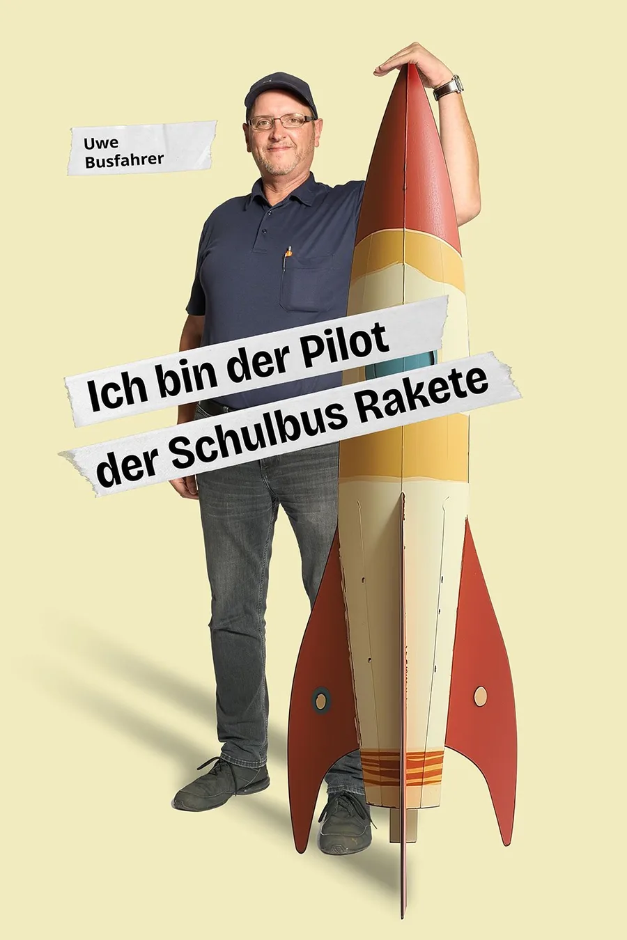 Motiv: Busfahrer Uwe lehnt an einer Rakete, Text „Ich bin der Pilot der Schulbus-Rakete.“