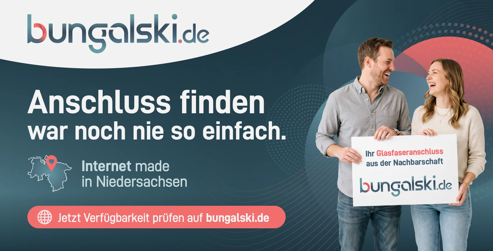 Bauzaun-Banner von Bungalski: ein Paar mit Schild, daneben „Anschluss finden war noch nie so einfach.“