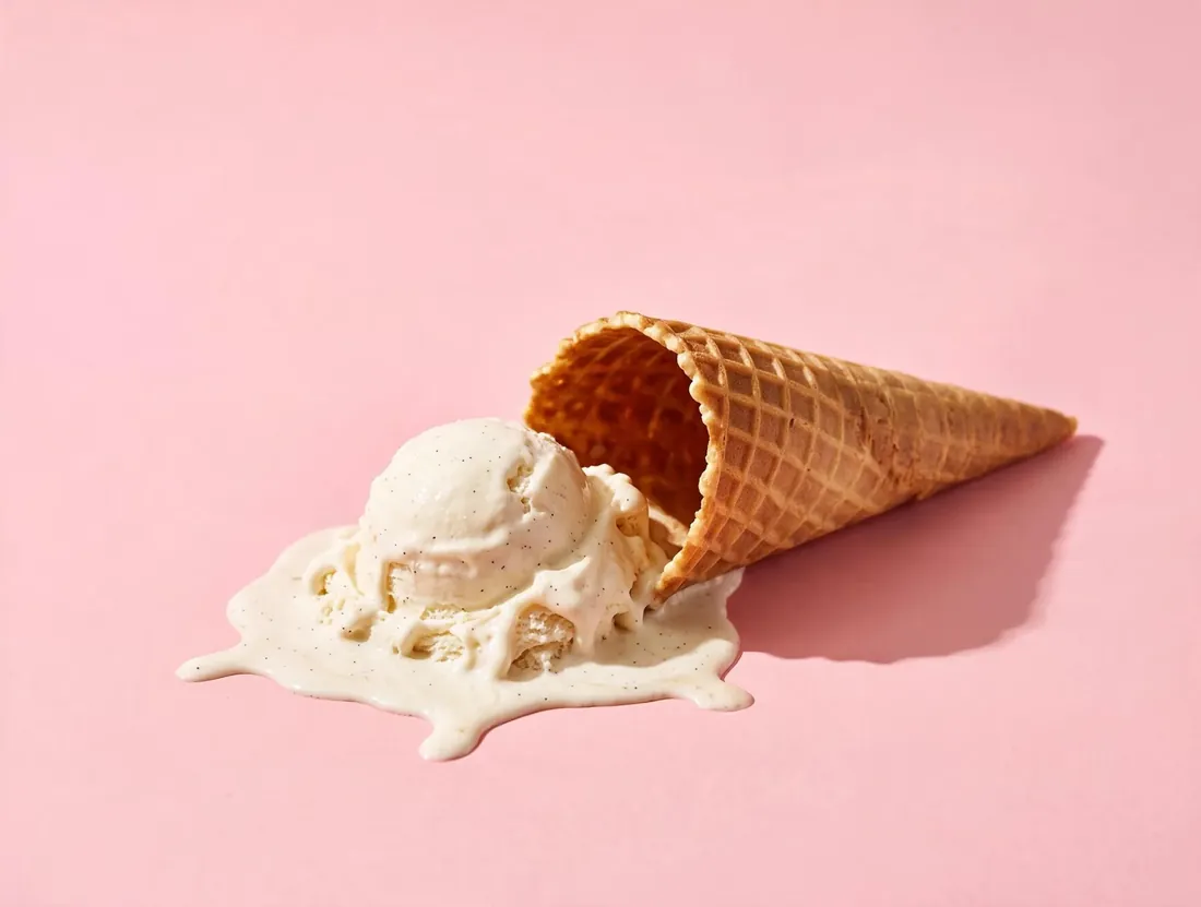 Schmelzendes Eis in der Waffel
